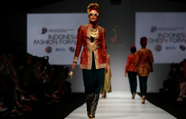 A look from designer Dian Pelangi at the "Jakarta Fashion Week"  image credit - Beawiharta/Reuters